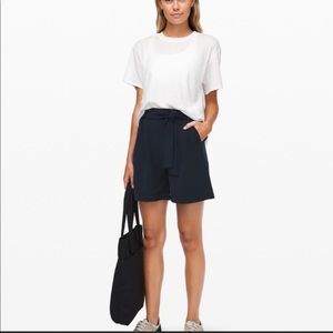 Lululemon Noir 5.5” High Waisted Shorts NWOT Sz 6